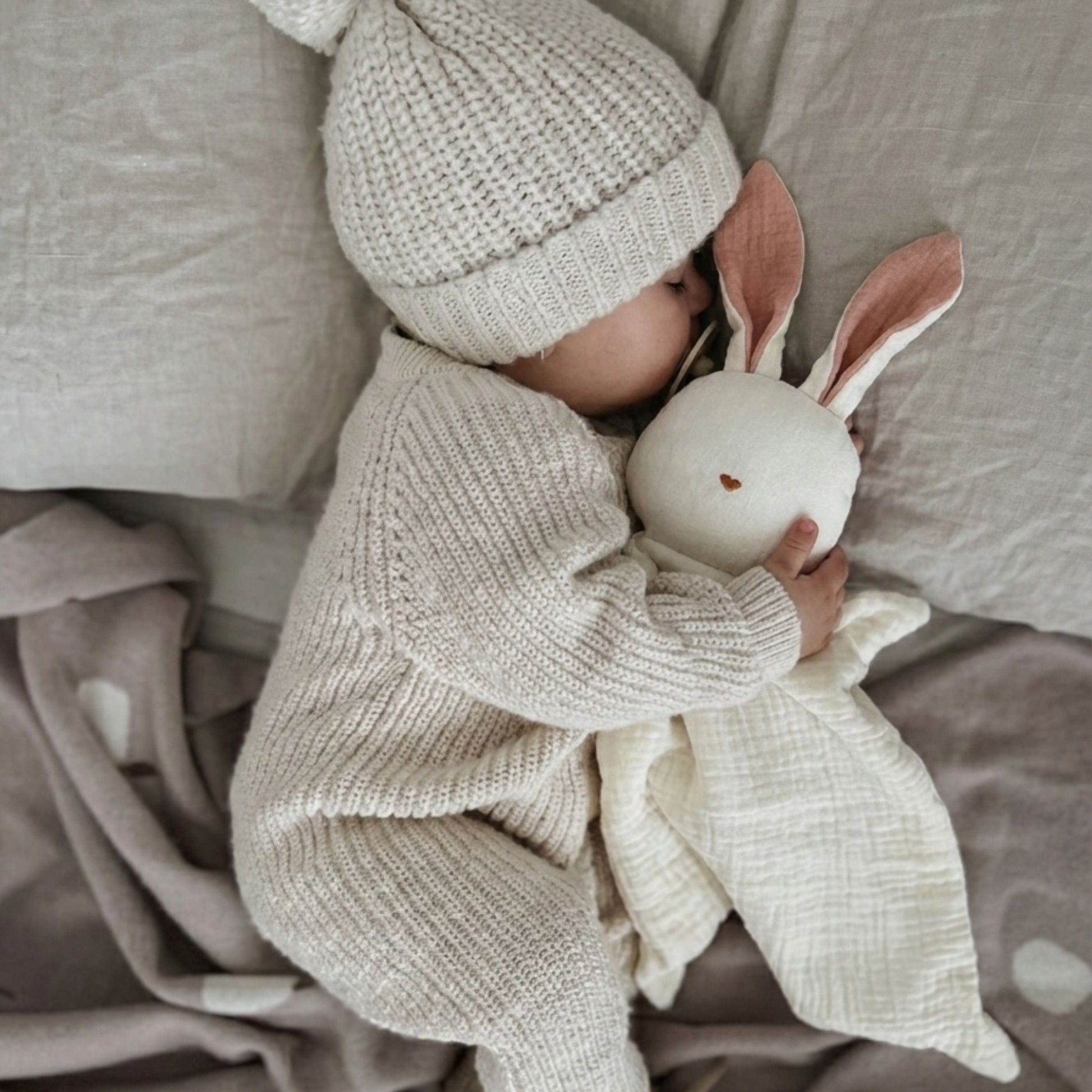 Doudou Lapin en Gaze de Coton blanc – Compagnon et Cadeau de Naissance Idéal