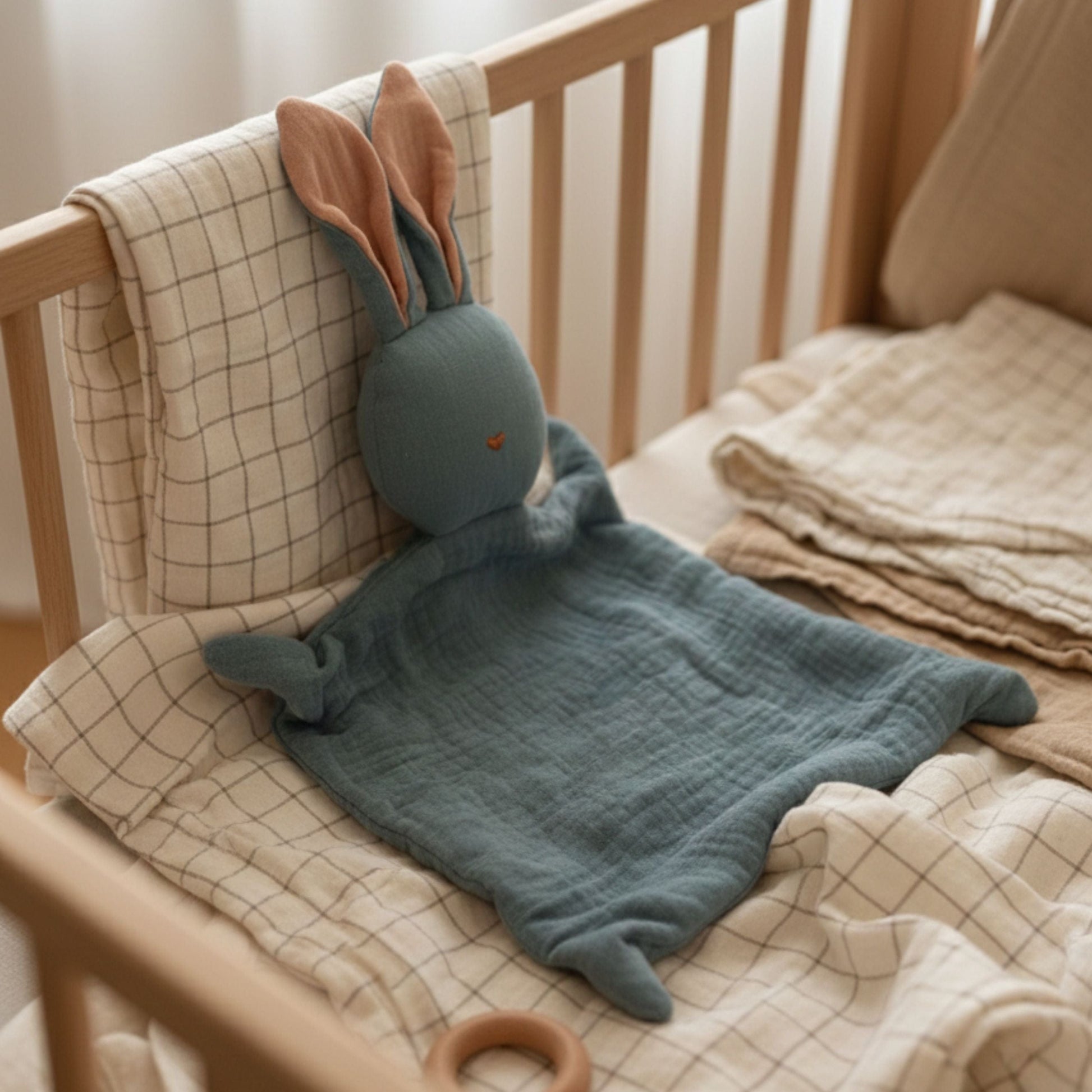 Doudou Lapin en gaze de coton bleu - personnalisable