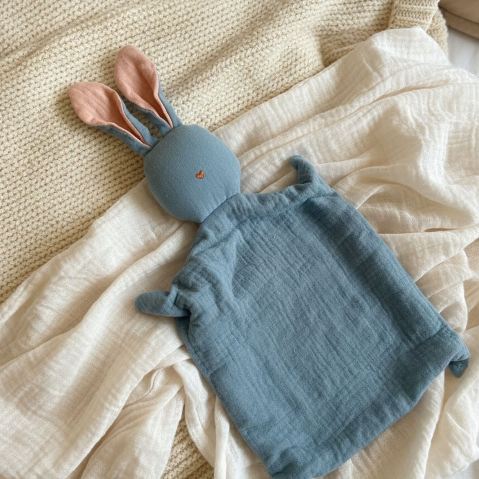 Doudou Lapin en gaze de coton bleu - personnalisable