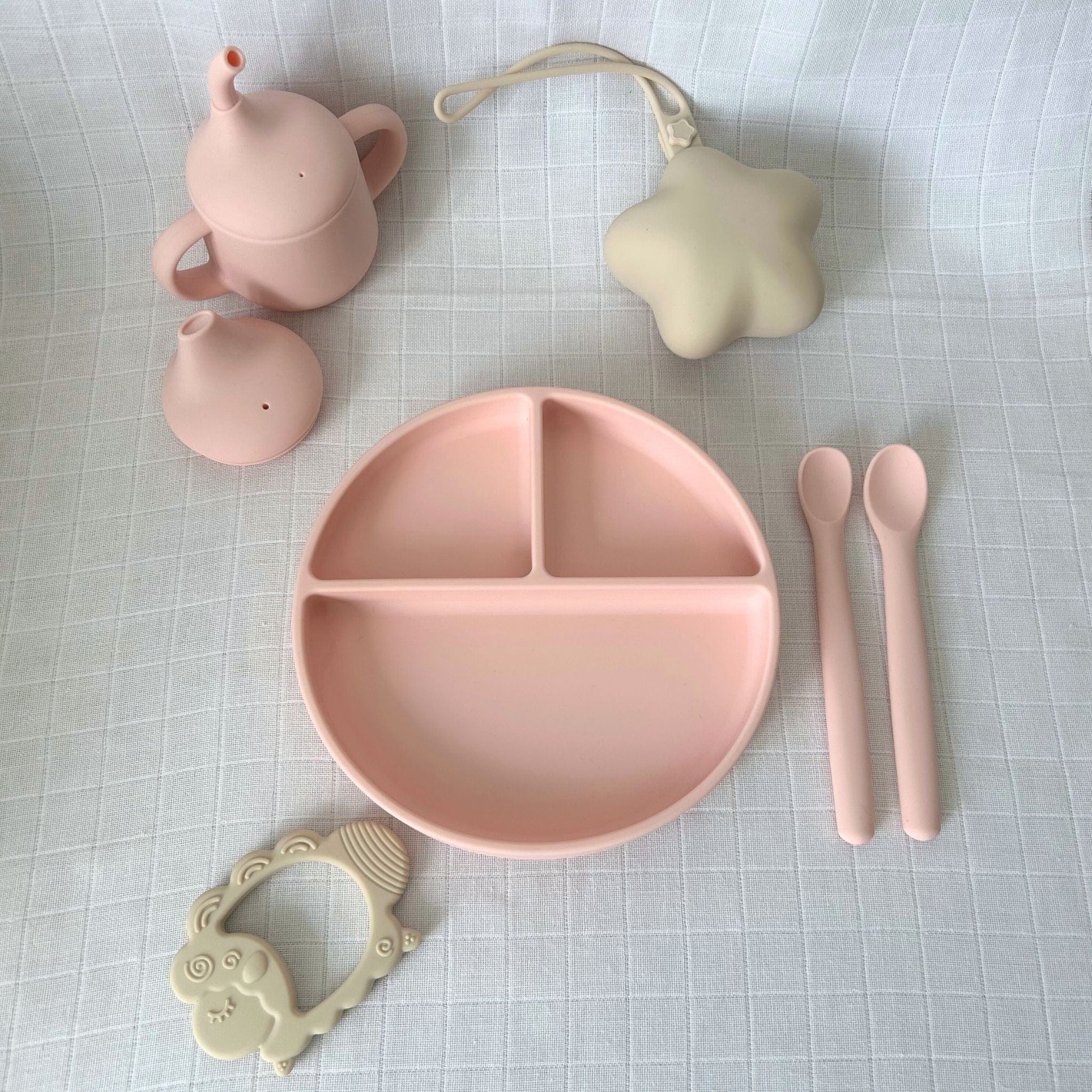 Ensemble de vaisselle et accessoires rose